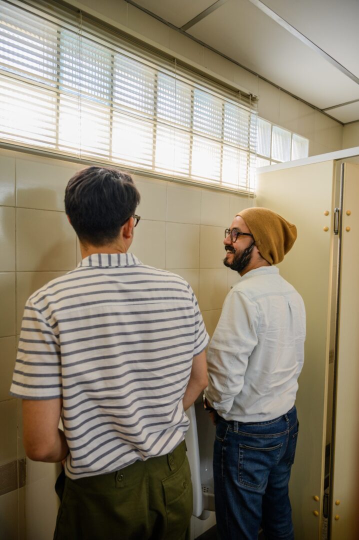 Persona en contexto de baño, asociado a síntomas urinarios y frecuencia